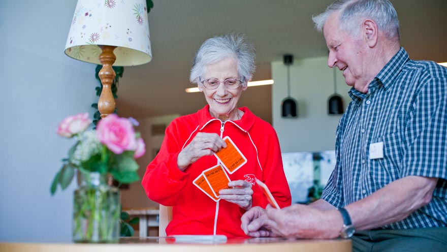 Eine ältere Frau spielt Karten