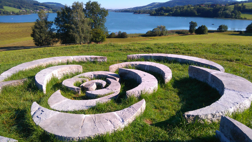 Eine Wiese mit einer Formation von Kniehohen Steinen, die einen Kreis ergeben