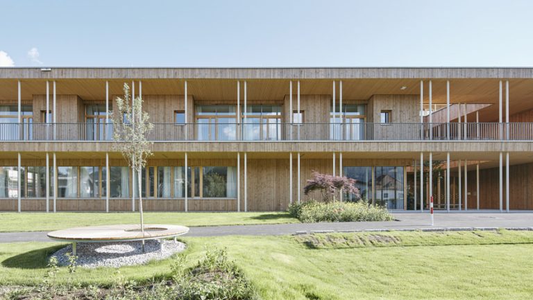 Das Hospizhaus mit einer Wiese davor unter strahlend, blauem Himmel