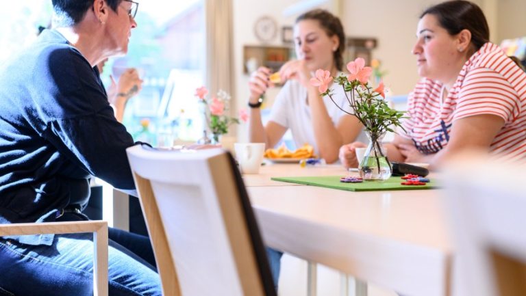 Über Gastfreundschaft im Hospiz - Menschen sitzen am Tisch