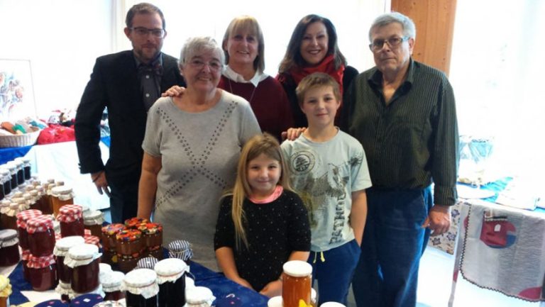 Astrid Holomek mit Familie und Elisabeth Zanon