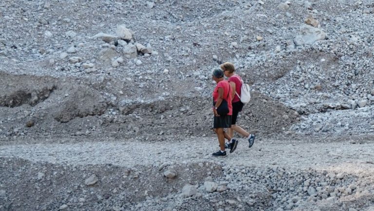 Zwei Frauen wandern einen Weg entlang.