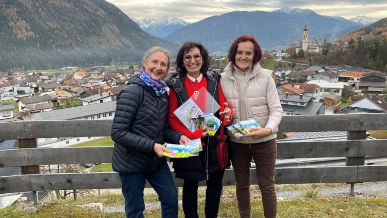 Spendenübergabe Kinderbüchlein im Bild: v.l . Resi Gabl, Nadja El Manchi, Frieda Köll