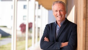 Werner Mühlböck vor dem Hospizhaus Tirol