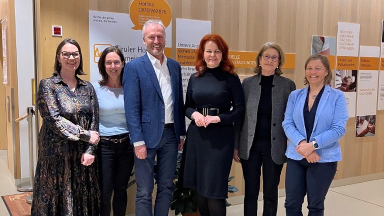 Im Bild von links nach rechts: Katrin Prem, Abteilung Pflege des Landes; Susanne Krestan, Landesinstitut für integrierte Versorgung; Werner Mühlböck, Geschäftsführer der THG; Landesrätin Cornelia Hagele; Marina Baldauf, Vorsitzende der THG und Ulrike van Appeldorn, Tiroler Gesundheitsfonds und Abteilung Gesundheitsrecht und Krankenanstalten