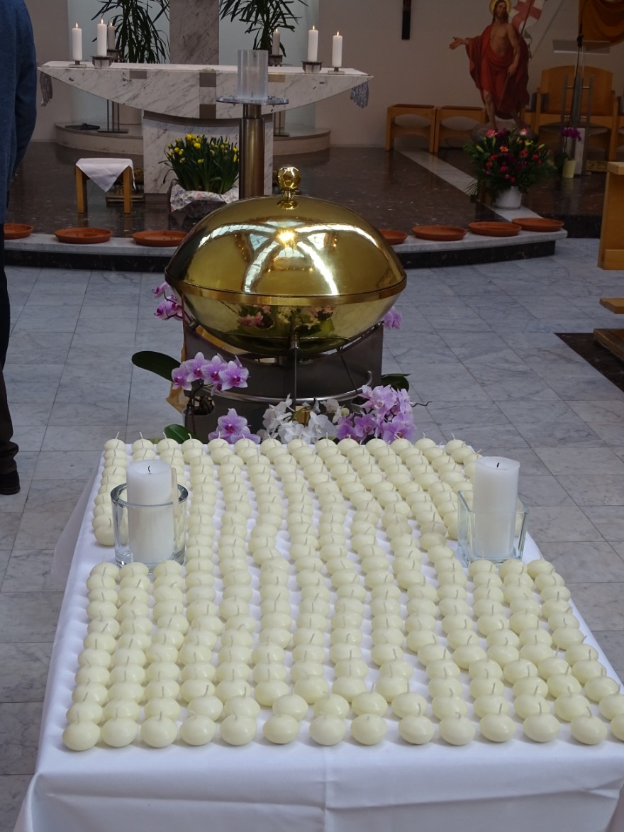 Die Kerzen stehen aufgereiht, sie werden dann im Andenken an die Verstorbenen entzündet.