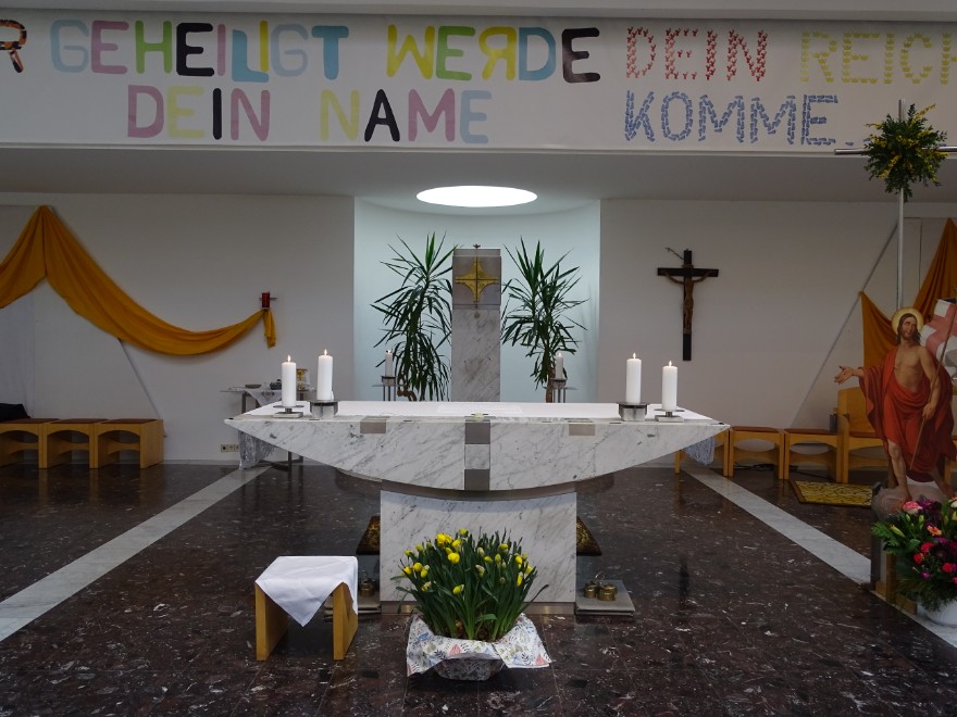 Der schön geschmückte Altar in der Pfarre St. Pirmin in Innsbruck