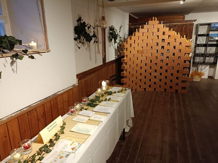 Die Klagemauer und ein Tisch mit Kerzen und Informationsmaterial