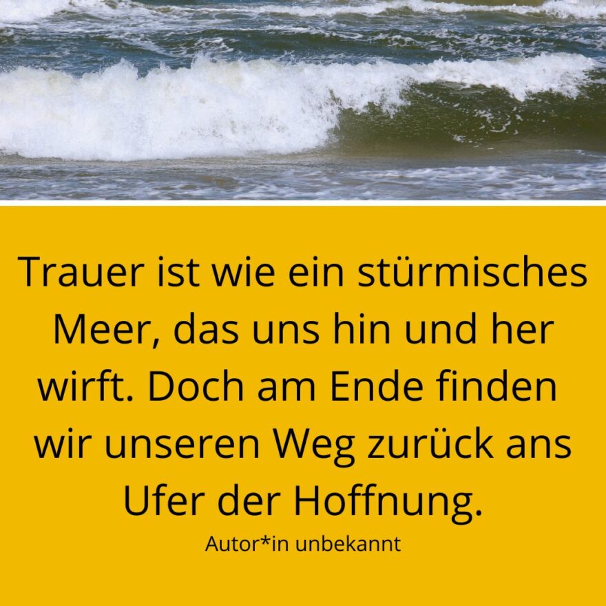 Stürmisches Meer mit Spruch: Trauer ist wie ein stürmisches Meer, das uns hin und her wirft. Doch am Ende finden wir unseren Weg zurück ans Ufer der Hoffnung. Autor*in unbekannt