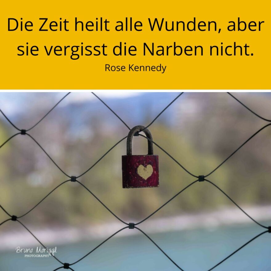 Foto von Schloss mit Herz mit Spruch: Die Zeit heilt alle Wunden, aber sie vergisst die Narben nicht. Rose Kennedy