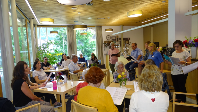 Hospizchor singt im Hospizcafé