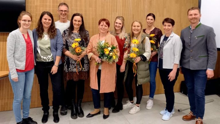 Im Bild: Von links: Anna Kerer PBA, Kathrin Schoner PDL-Stv., Otto Astl Heimleitung, Karin Sieberer Rainbows, Sabine Hosp Kinderhospizteam Tirol, Carina Schoner PDL, Anna Hölzl Leitung KIGA Oberau, Emanuela Staudacher-Egger Kinderhospizteam u. Hospizkoordination Bezirk Kufstein, Anna Oberwalder PBA und Hannes Eder BGM