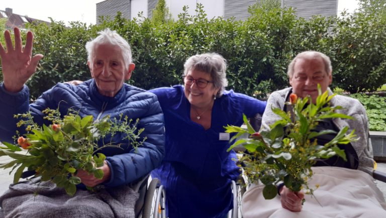 Herr F. und Herr L. mit Martina Klotz, ehrenamtliche Hospizbegleiterin