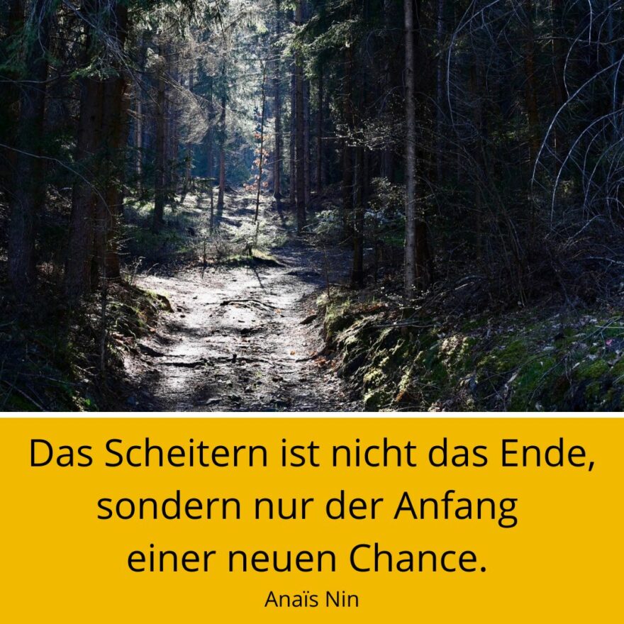 Waldweg mit Sonnen und Spruch.