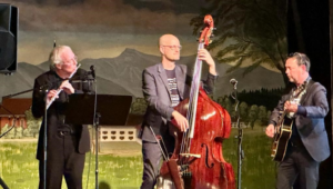 Die Jazzmusiker auf der Bühne.