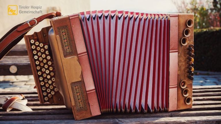 Eine ZIehharmonika als Symbol für die Musik