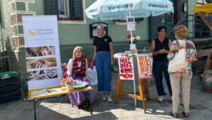 Stand des Hospizteams Kitzbühel beim Wochenmart in St. Johann zum Tag der Herzlichkeit