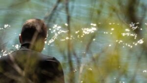 Mann schaut in Wasser