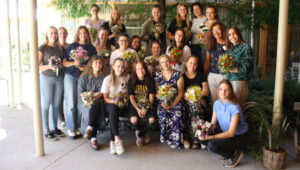 Schülerinnen bei der Übergabe ihrer Blumensträuße an das Hospiz