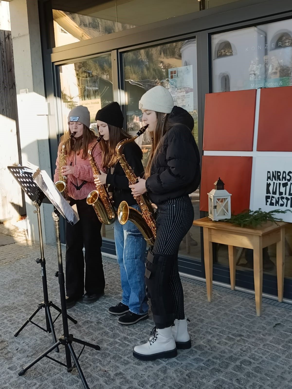 3 Mädchen spielen Saxophon