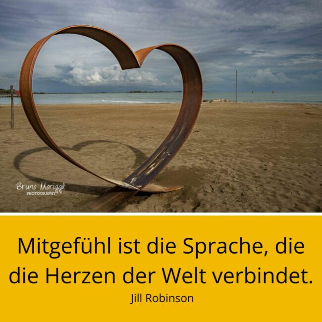 Foto eines Herzens am Strand mit Spruch