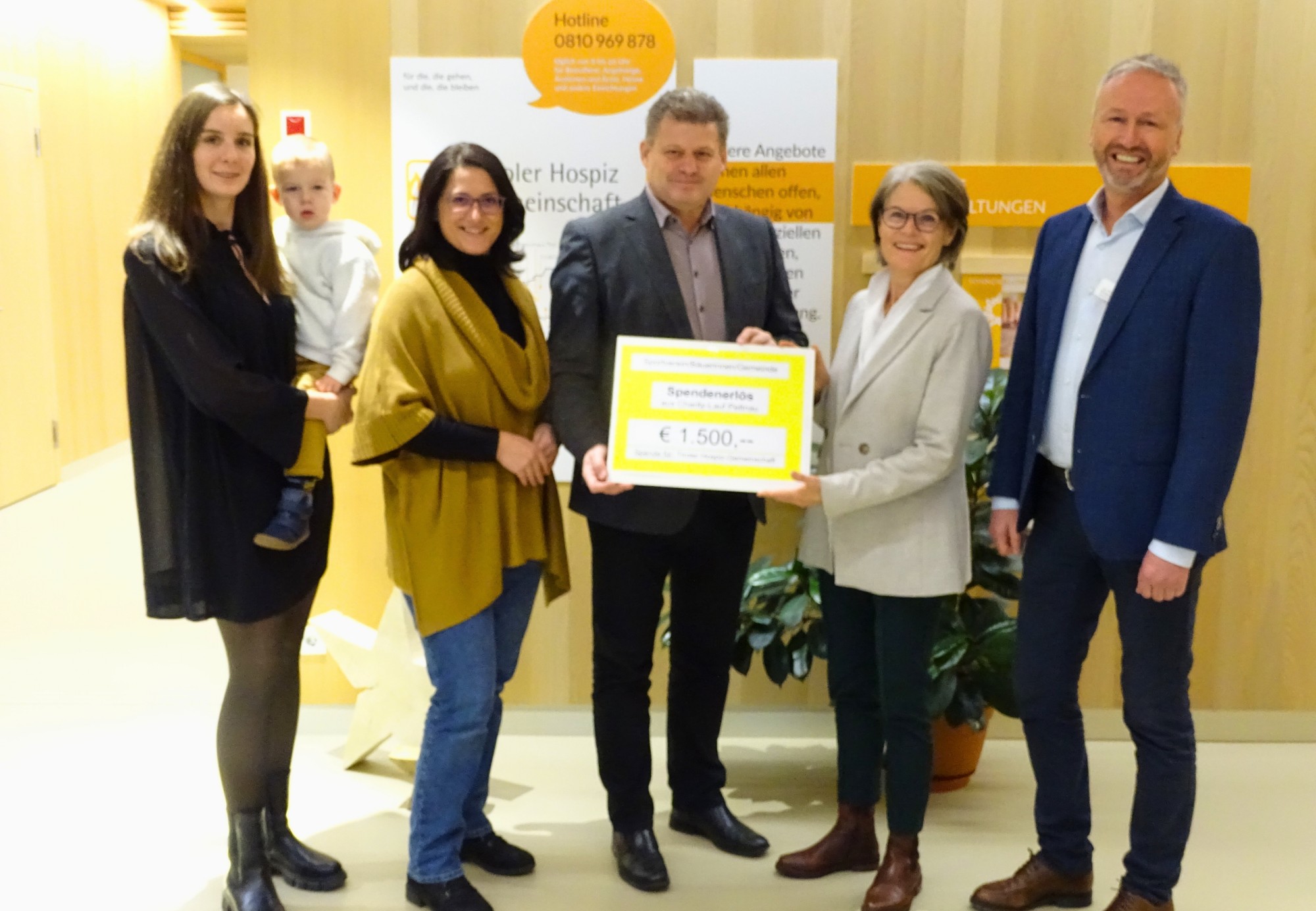 Im Bild: Jauqueline Graser (Schriftführerin Sportverein Pettnau), Edith Reichel (Obfrau Sportverein Pettnau), Bürgermeister Martin Schwaninger, Vorstandsmitglied Maria Plankensteiner-Spiegel und Geschäftsführer Werner Mühlböck