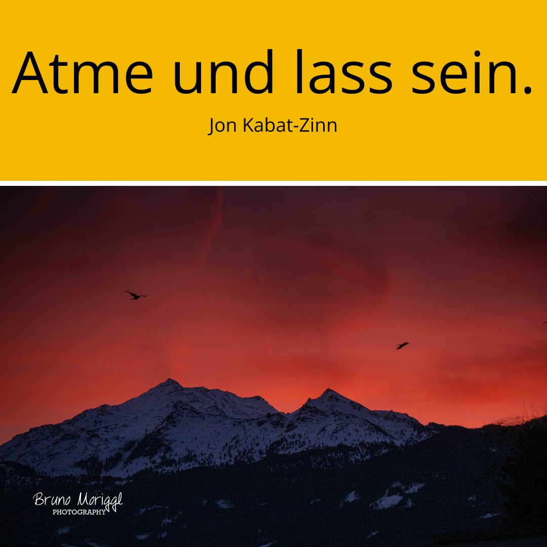Bild eines Berges mit Schnee in der Abenddämmerung und Spruch: Atme und lass sein. Jon Kabat-Zinn