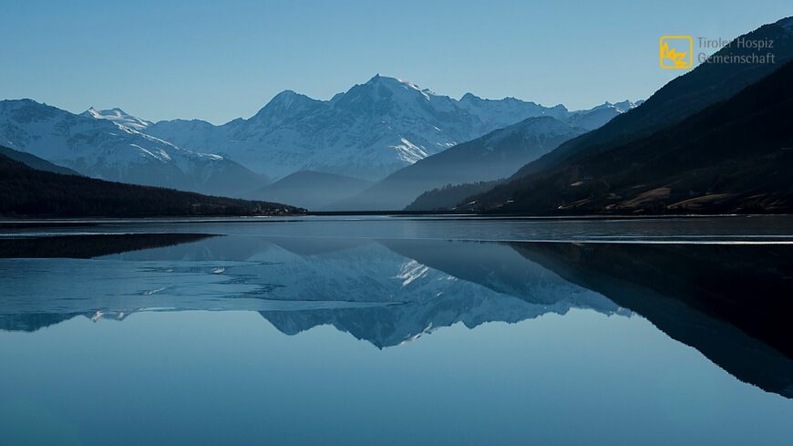 Bergsee in dem sich der Berg spiegelt