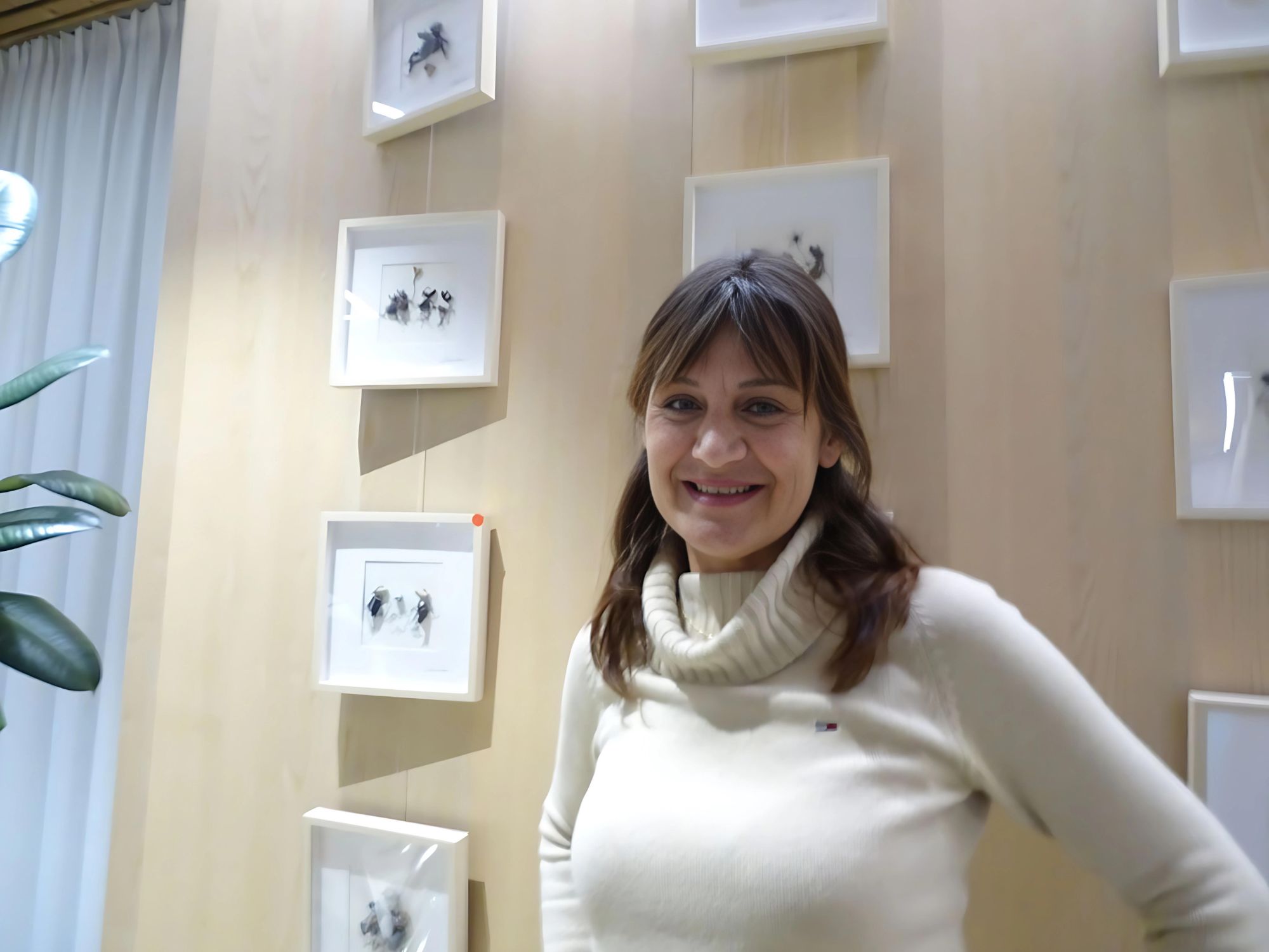 Bernadette Grameiser vor ihren Bildern aus Stein
