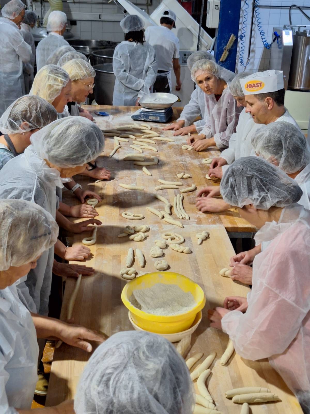 Die ehrenamtlichen Hospizbegleiter*innen beim Brot formen