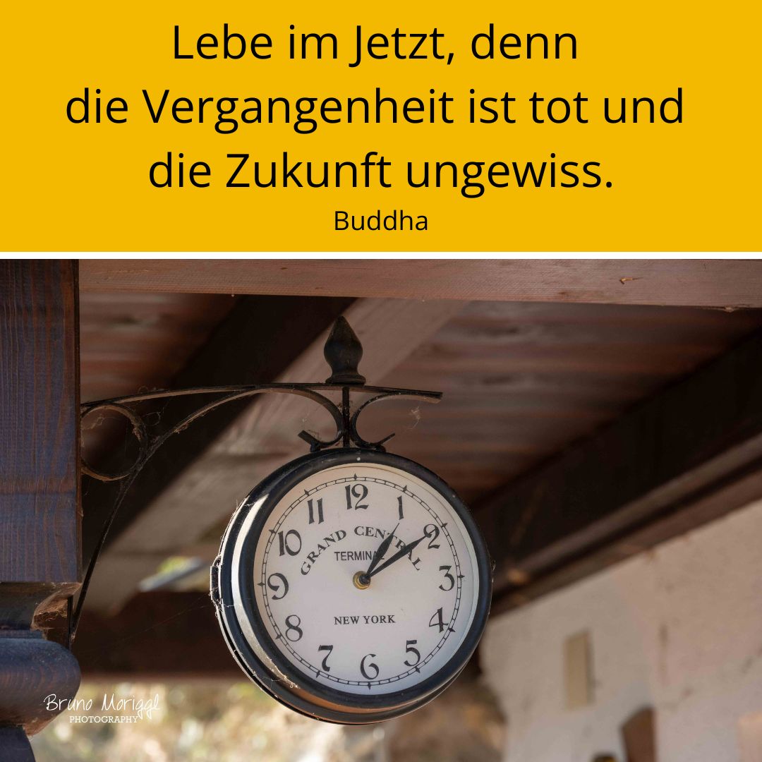 Foto von Bahnhofsuhr mit Spruch: Lebe im Jetzt, denn die Vergangenheit ist tot und die Zukunft ungewiss. Buddha