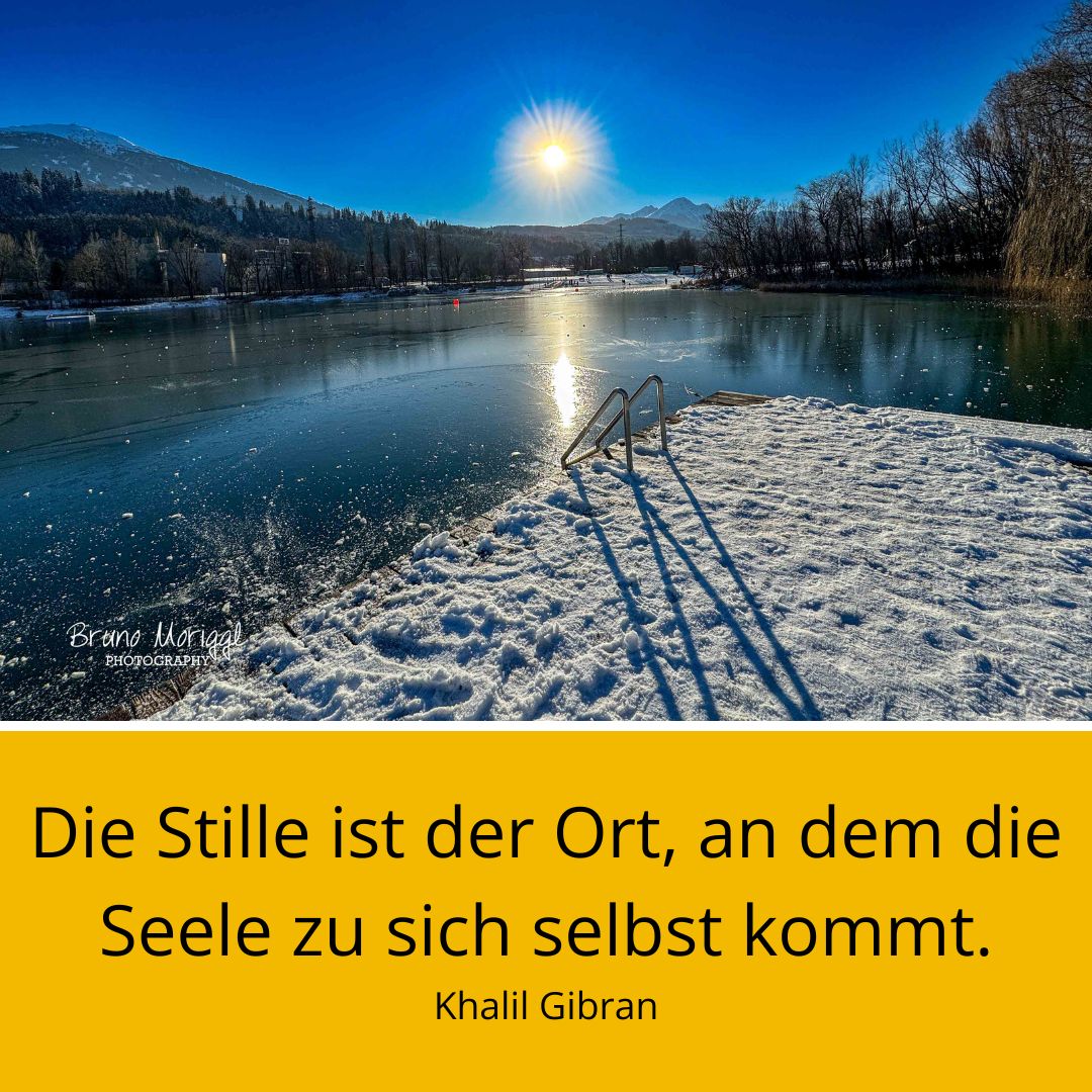 Ein See im Winter mit Spruch