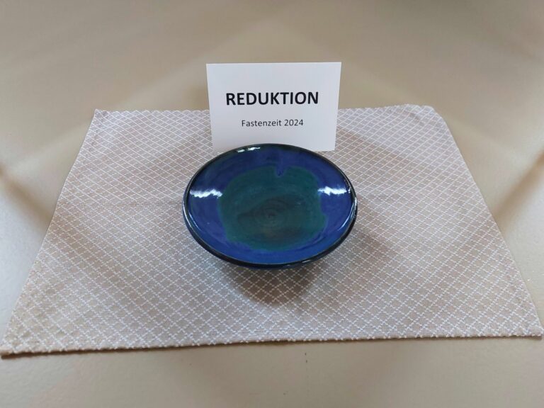 Blaue Schale mit Schild "Reduktion"