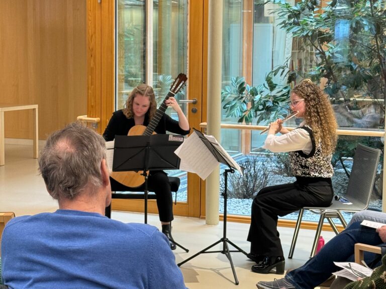 Laetitia Praxmarer und Katharina Kollreider beim Musizieren im Hospizhaus