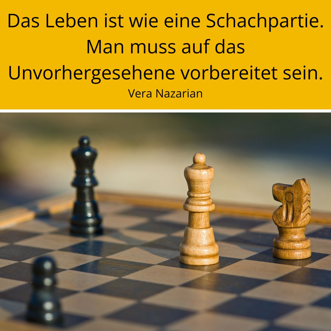 Schachfiguren mit Spruch zum Thema Unvorhergesehenes