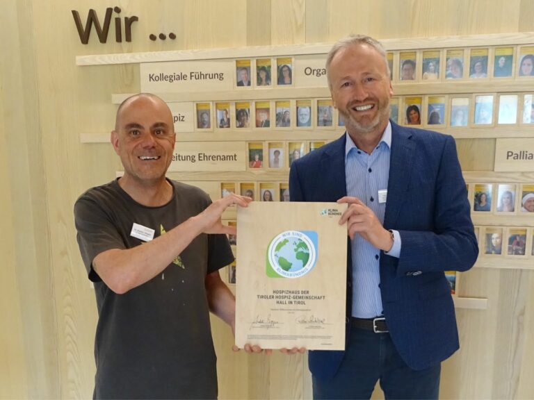 Walter Gfader und Werner Mühlböck mit der Urkunde zum Klimabündnis
