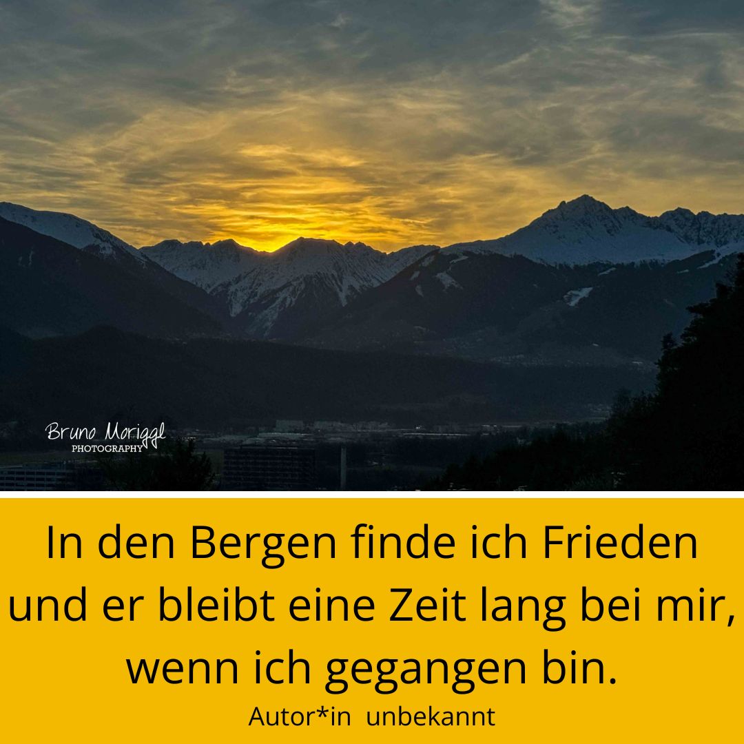 Berge beim Sonnenaufgang mit Spruch