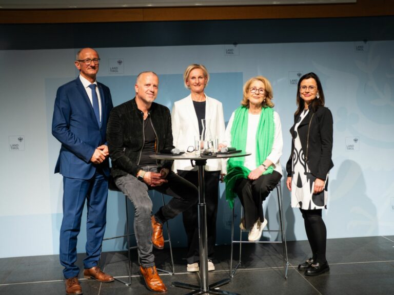 LH Anton Mattle, Moderator Bernhard Aichner, MOHO CEO Silvia Lieb, Marina Baldauf, ORF- Landesintendantin Esther Mitterstieler