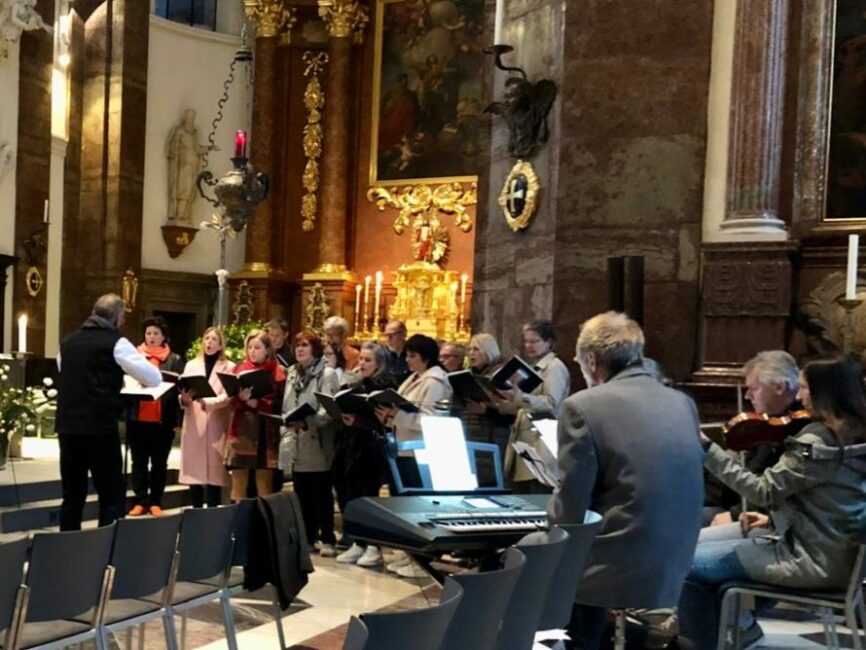 Der Hospizchur beim Gebet für kranke Menschen in der Jesuitenkirche