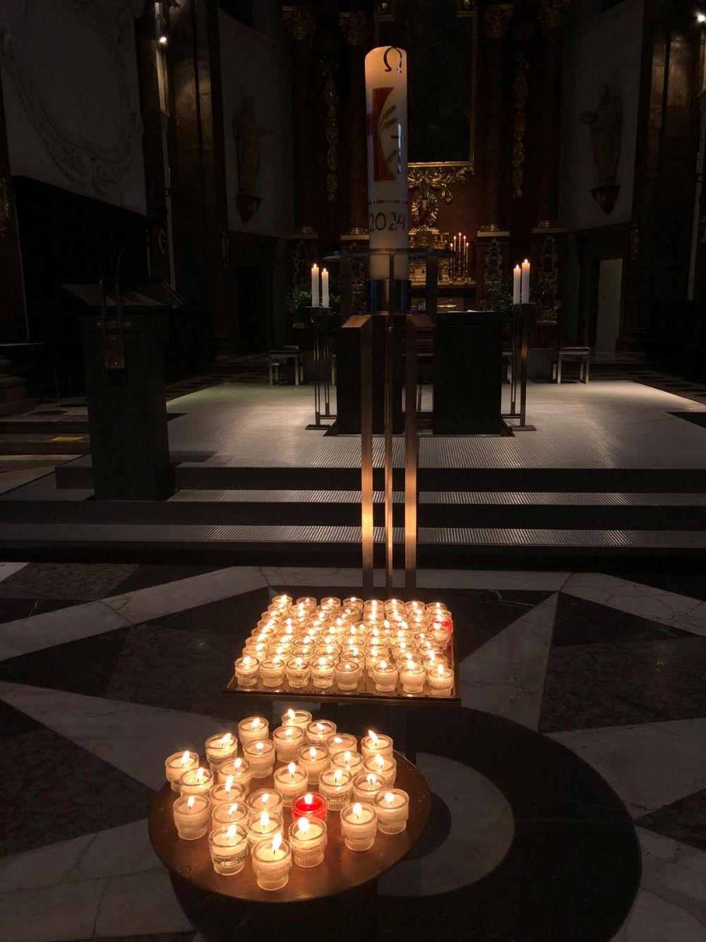 Brennende Kerzen in der Jesuitenkirche