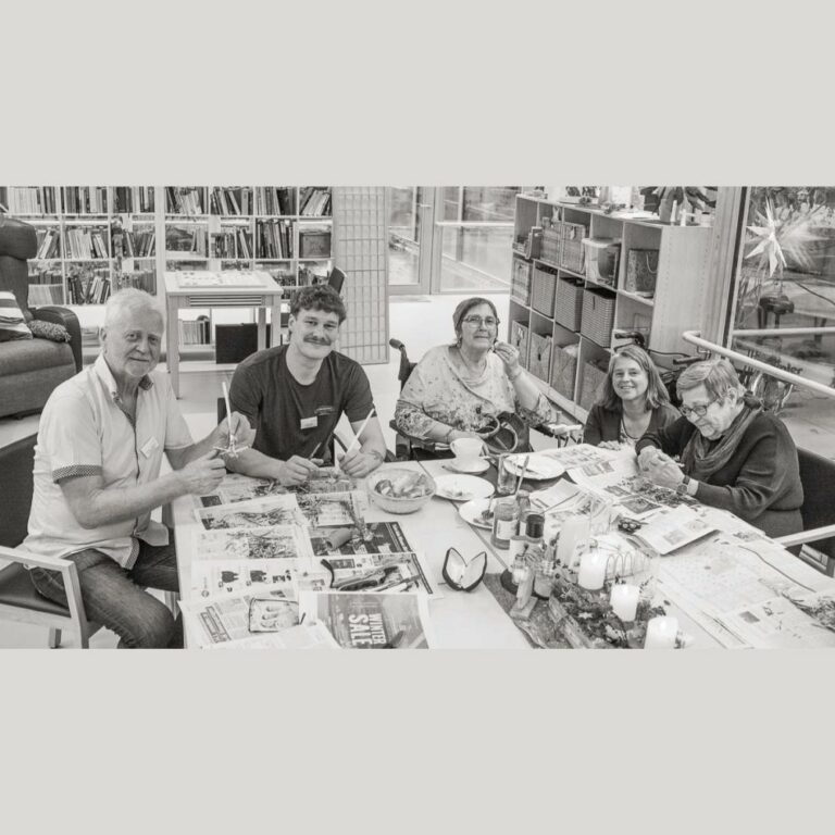 Tageshospiz - Team mit Patient*innen bei Quirl-Basteln