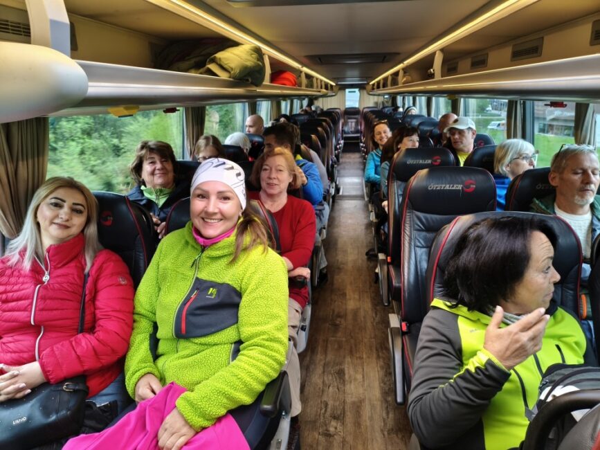 Die Ehrenamtlichen sitzen im Bus nach Osttirol. Es ist eine gute Stimmung.