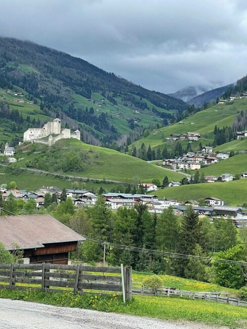 Blick auf eine Burg in schöner Landschaft