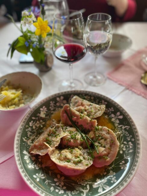 Foto von Teller mit Mahlzeit