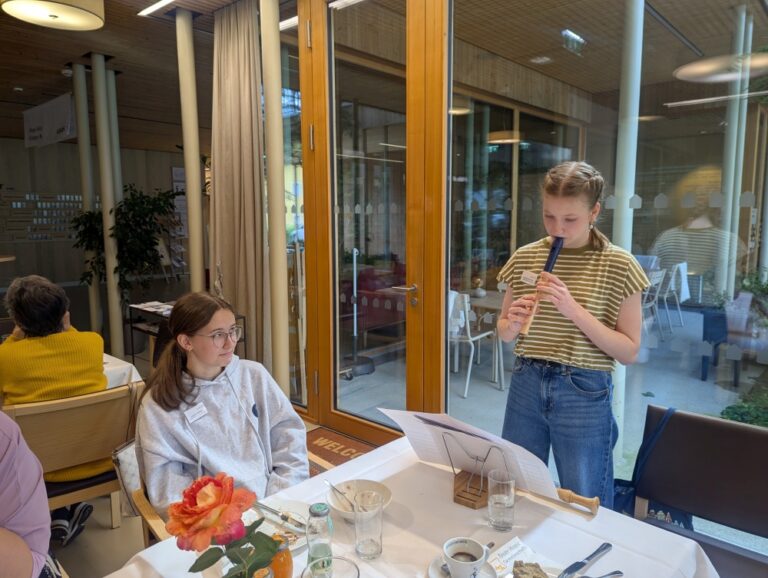 Katharina spielt Flöte