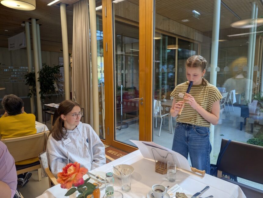 Katharina spielt Flöte