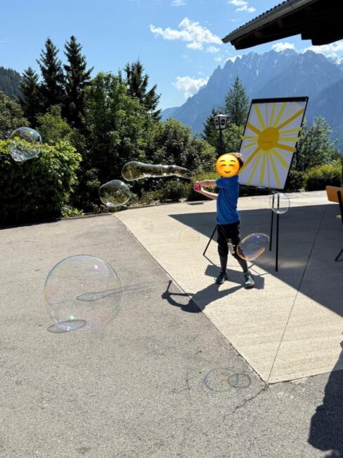 Kind macht Riesenseifenblasen