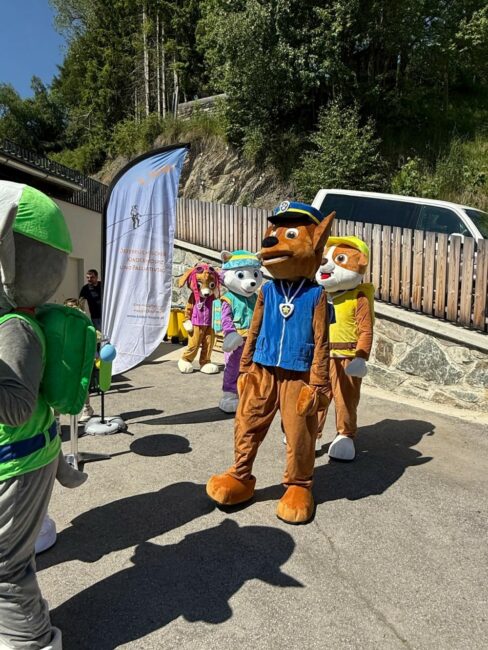 PAW PATROL Gruppe in Kostümen der Zeichentrickserie