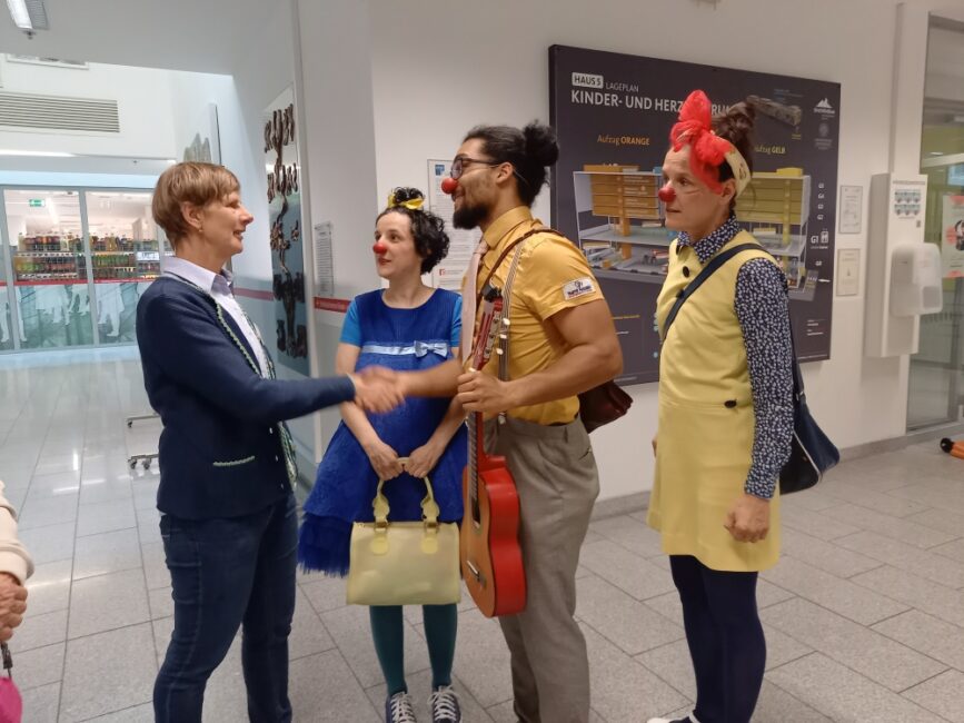 Angelika Heim bedankt sich bei den Clowns