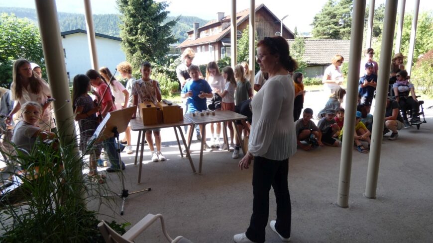 Kinder und Instrumente mit Lehrerin